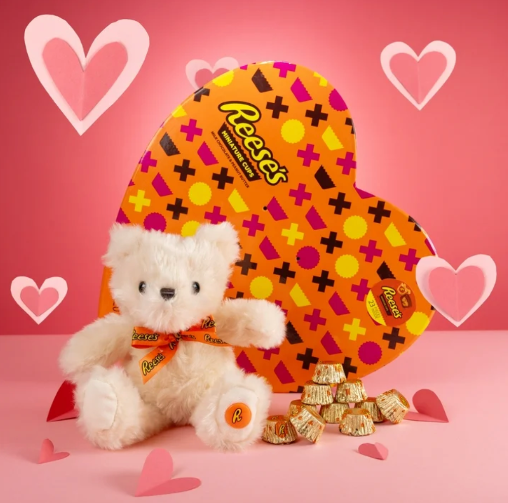 REESE'S Extra Large 14" Heart Box with 10" Bear Plush - 201g